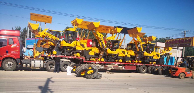 小型裝載機裝車發(fā)貨圖片